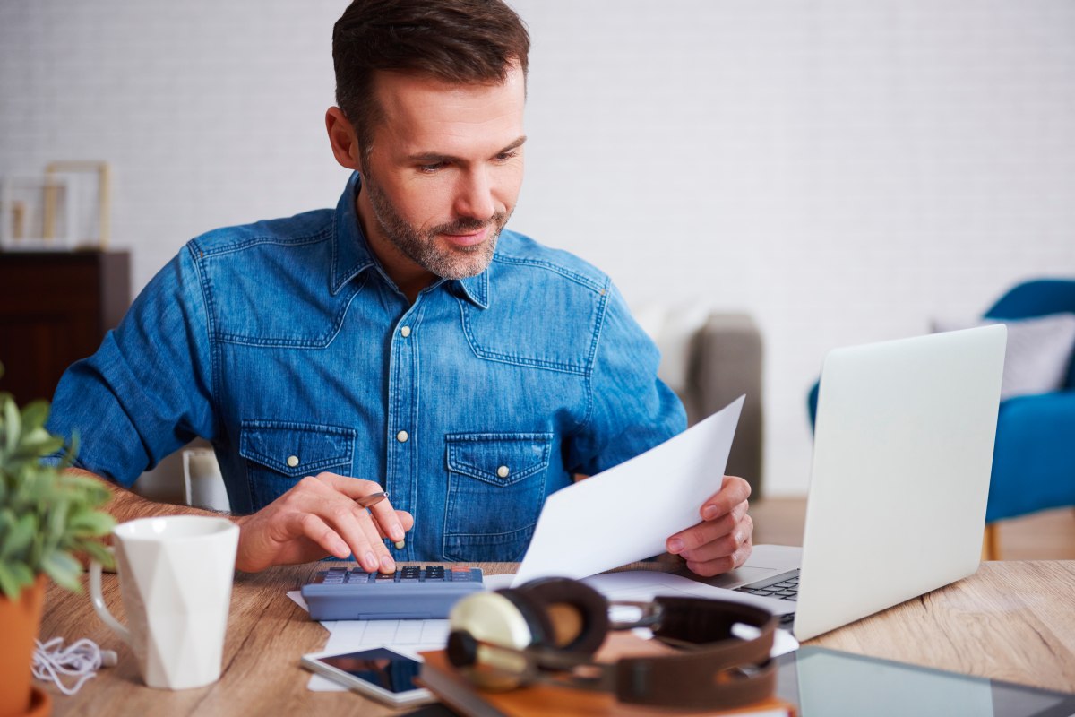 Investissement locatif à Rennes – un homme étudie la rentabilité de son investissement