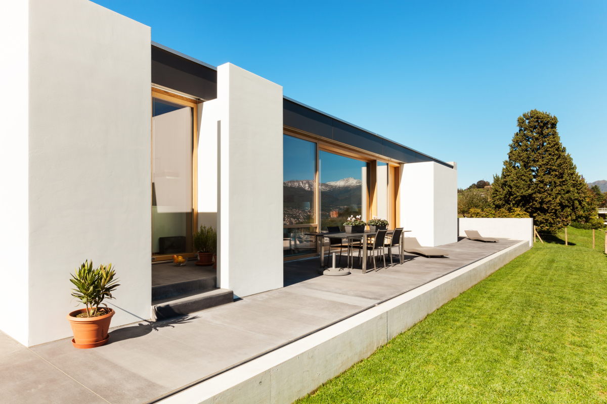 Levée de réserves - vue sur une maison neuve et son jardin