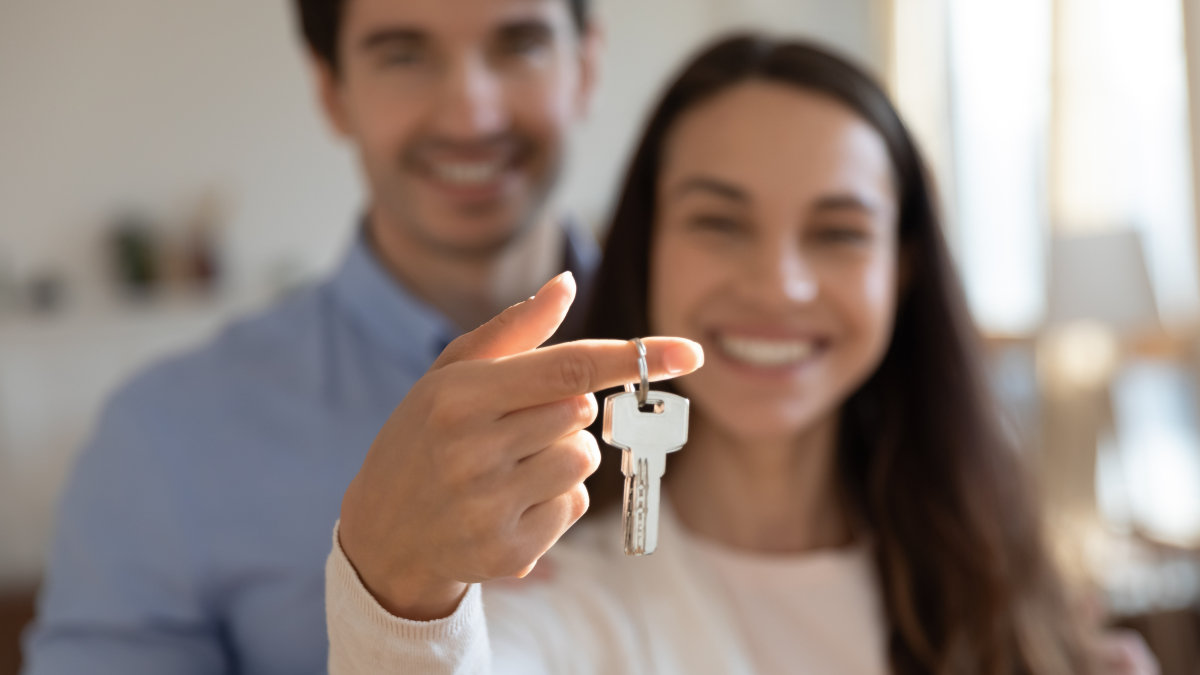 achat vefa étapes - Un jeune couple propriétaire de leur appartement