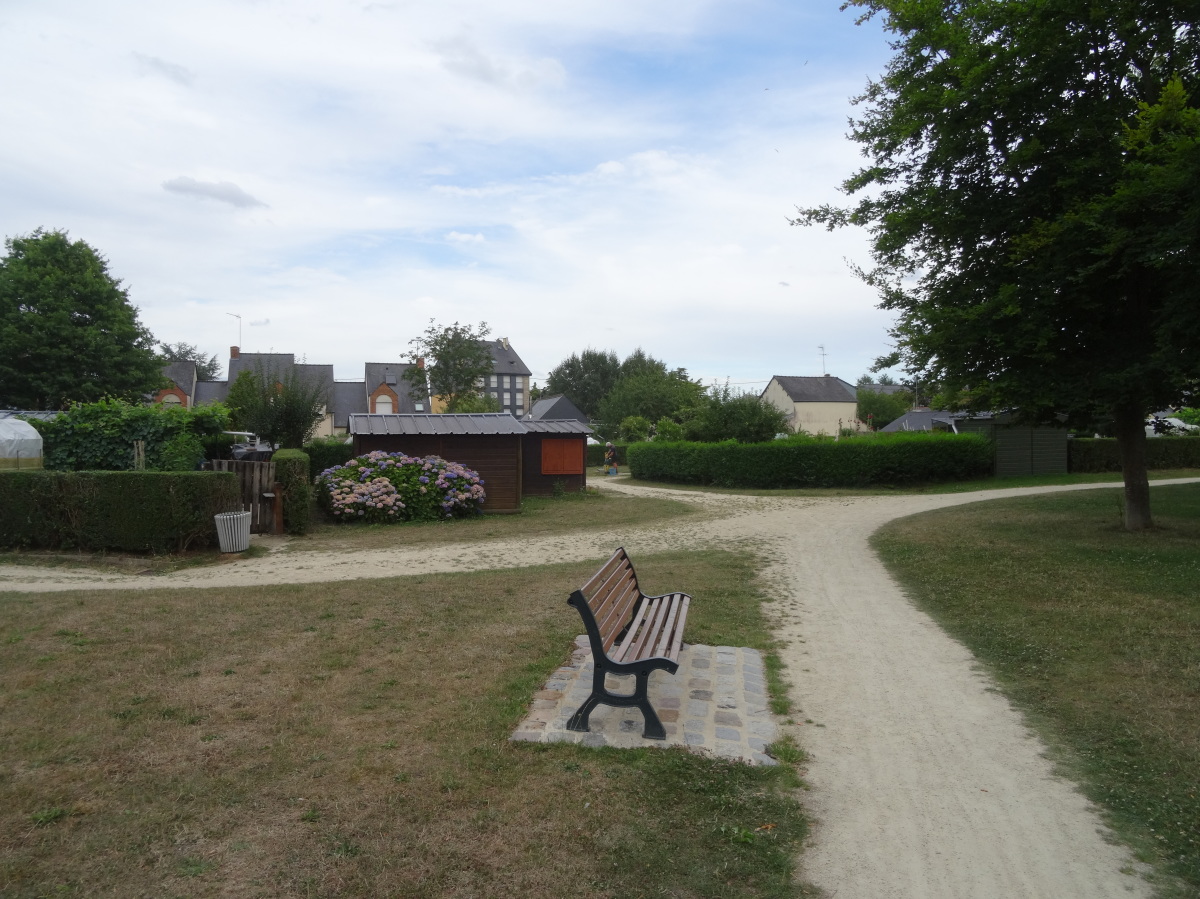 la courrouze à Rennes - jardin familial de cleunay avec banc et chemin piéton