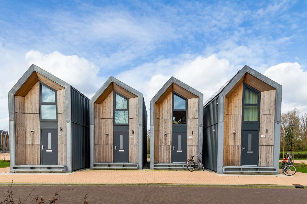 Maison neuve Rennes – vue sur des maisons modernes en bois et taule