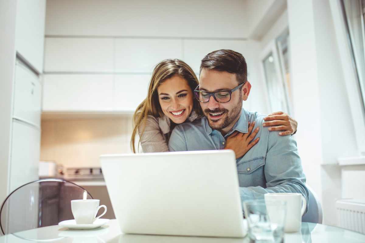 Maison neuve Rennes – Un couple qui consulte les annonces de maisons neuves à Rennes