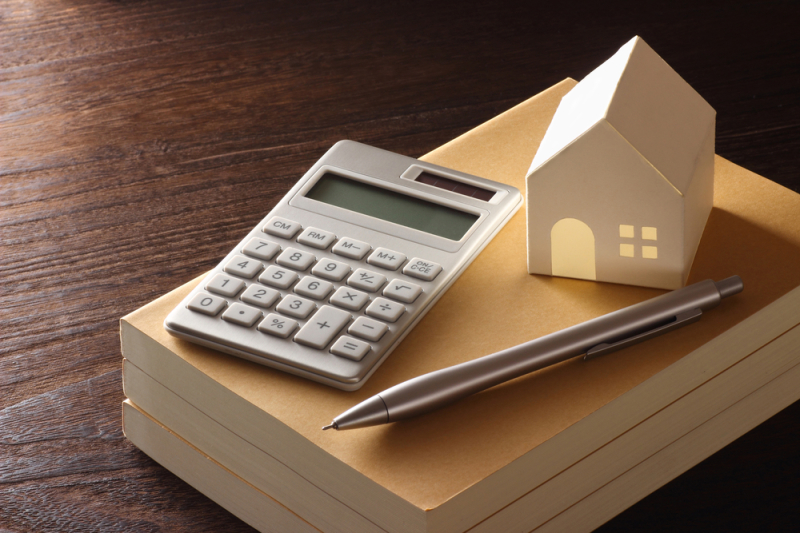 Calculette de prêt immobilier – vue sur une maison miniature et une calculette
