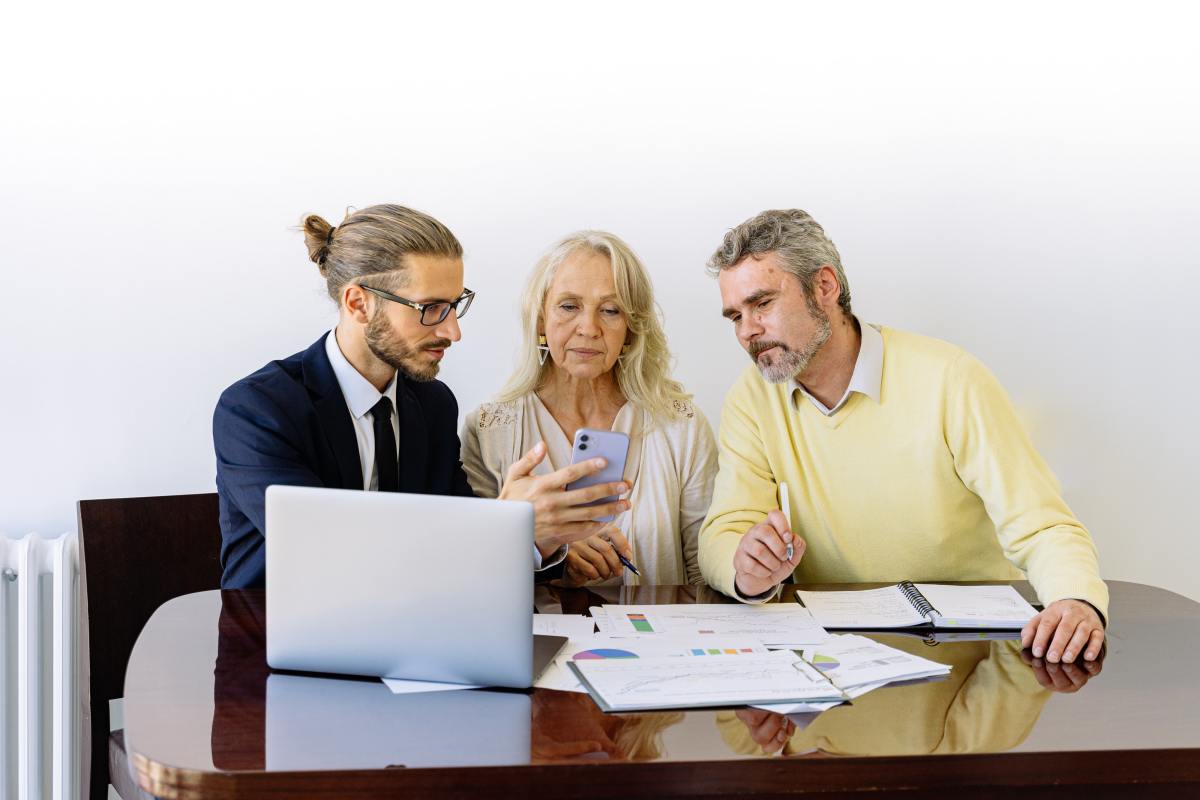 Prêt immobilier après 60 ans – Un couple de soixantenaires en rendez-vous avec leur courtier immobilier