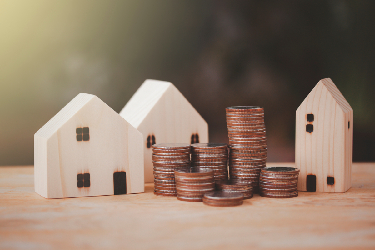 LMNP Rennes - vue sur des maisons miniatures en bois avec de la monnaie