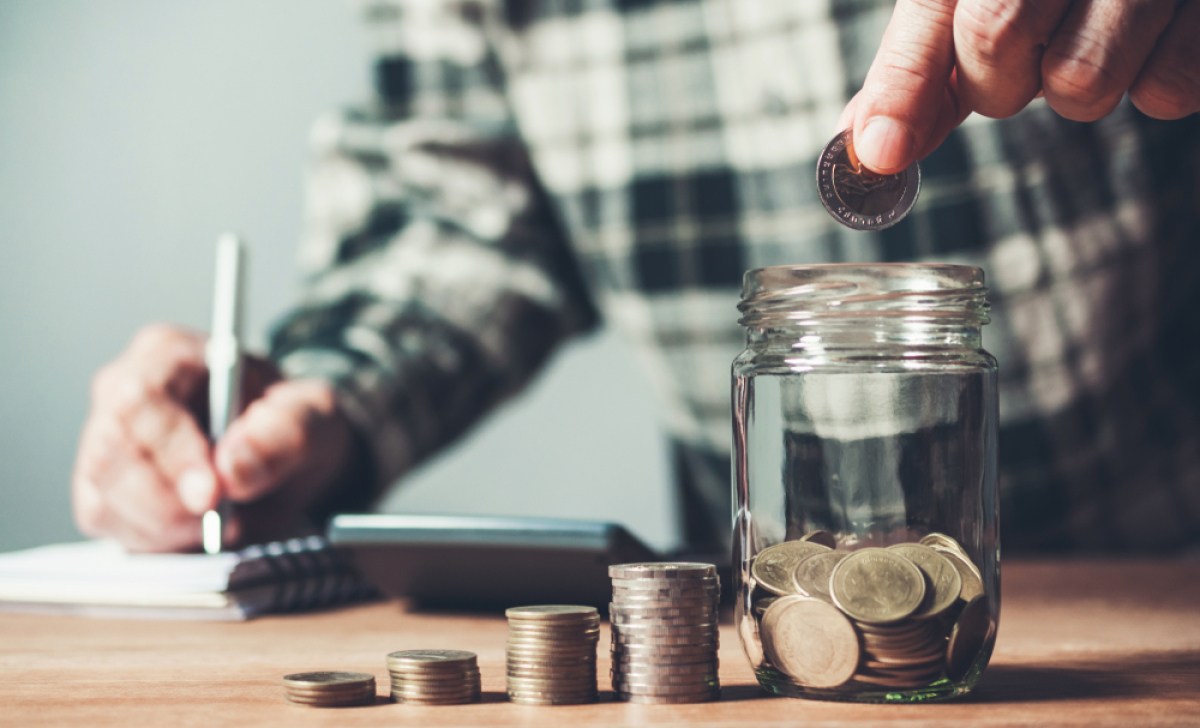 Le Pinel+ est soumis aux mêmes plafonds de loyer et de ressources que son prédécesseur Pinel+ Rennes – Un homme faisant sa comptabilité
