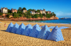 Ou acheter en Bretagne bord de mer – vue sur les tentes rayées sur une plage de Dinard