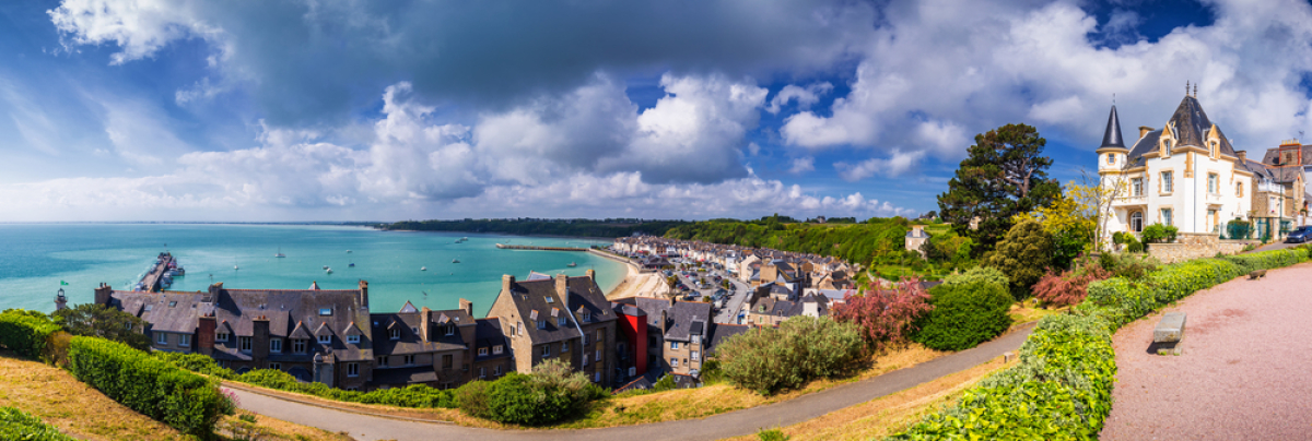 Ou acheter en Bretagne bord de mer – vue sur des demeures typiques de Cancale