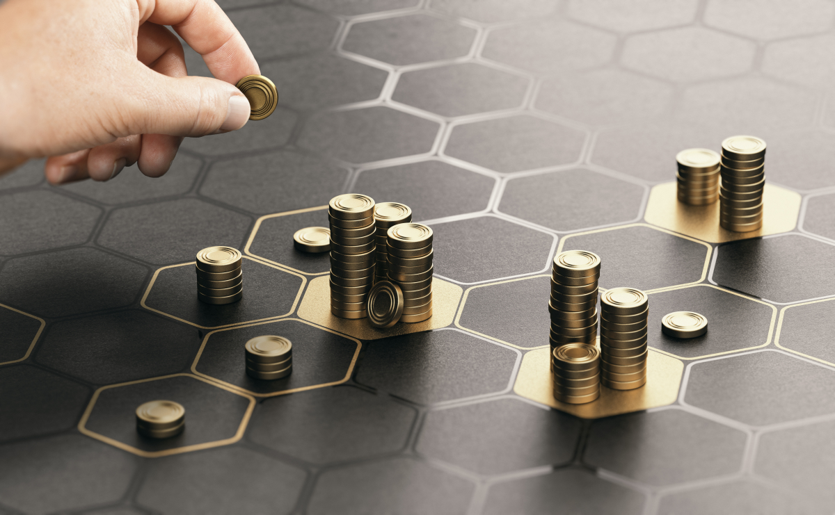 Investissement locatif en SCI – un homme place son argent sur des cases dorées