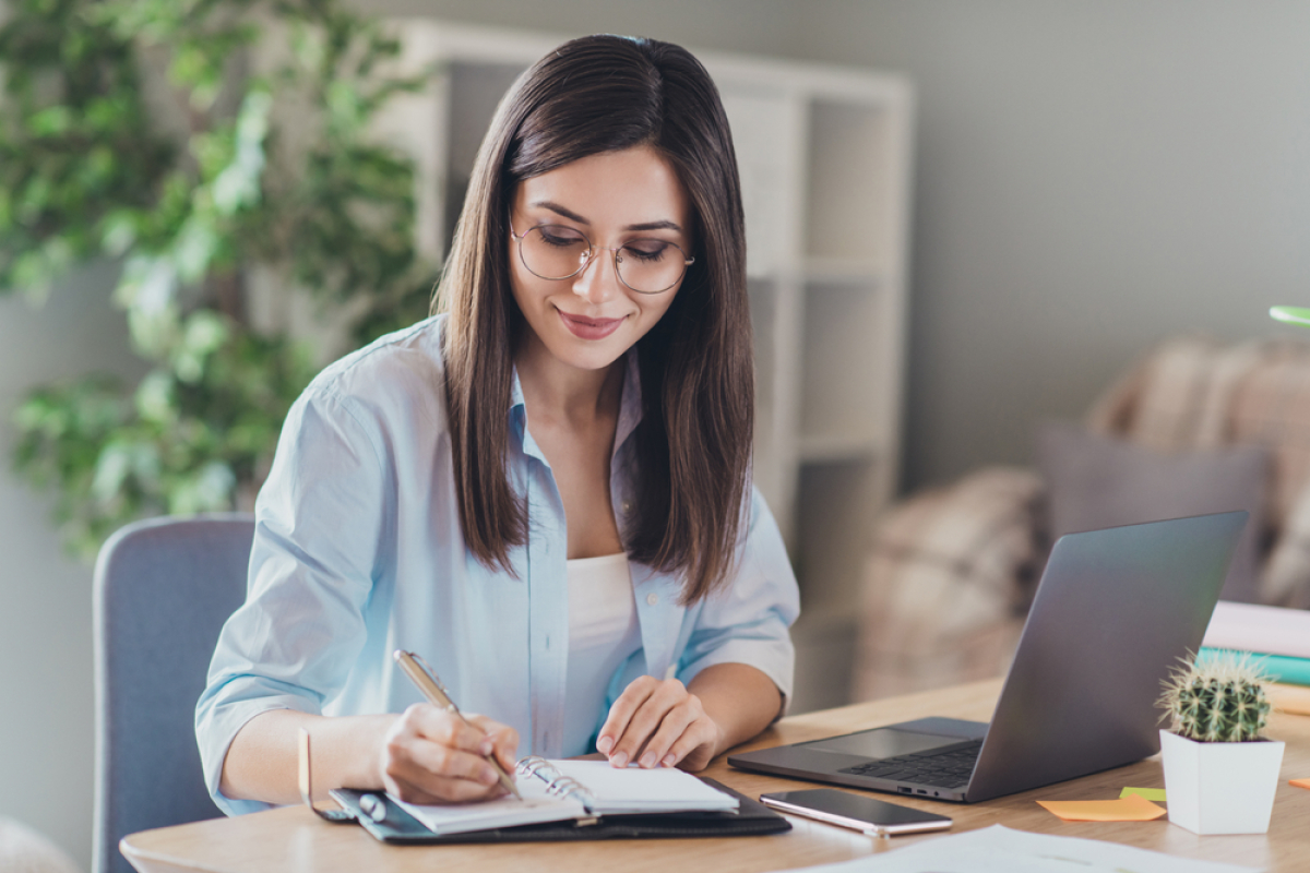 loi Pinel inconvénients et avantages - femme courtier immobilier travaillant pour un investisseur sur son ordinateur