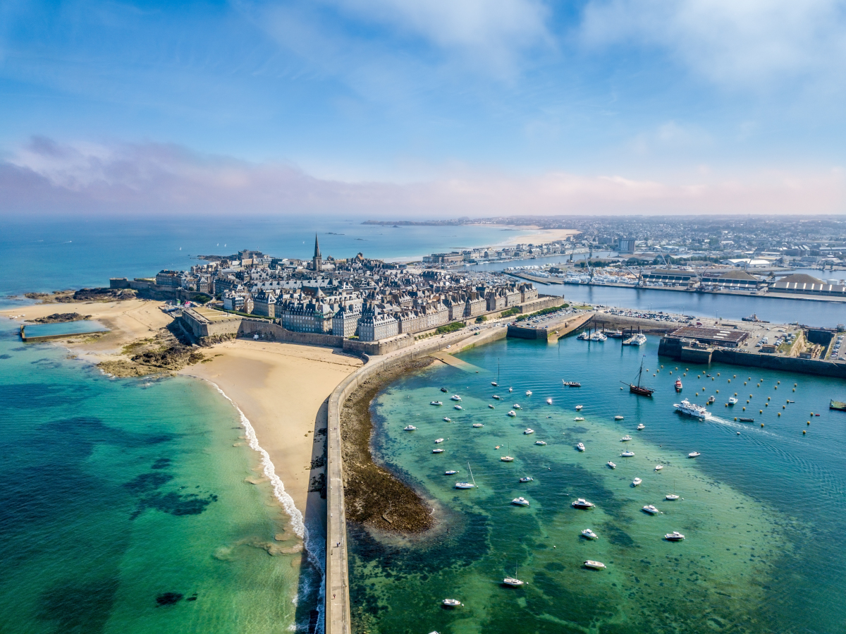vivre à Saint-Malo – vue d’un drone sur Saint-Malo et ses plages