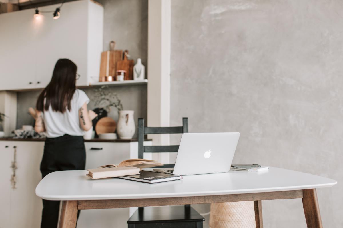 Achat studio Rennes – Une jeune femme cuisine dans son studio neuf