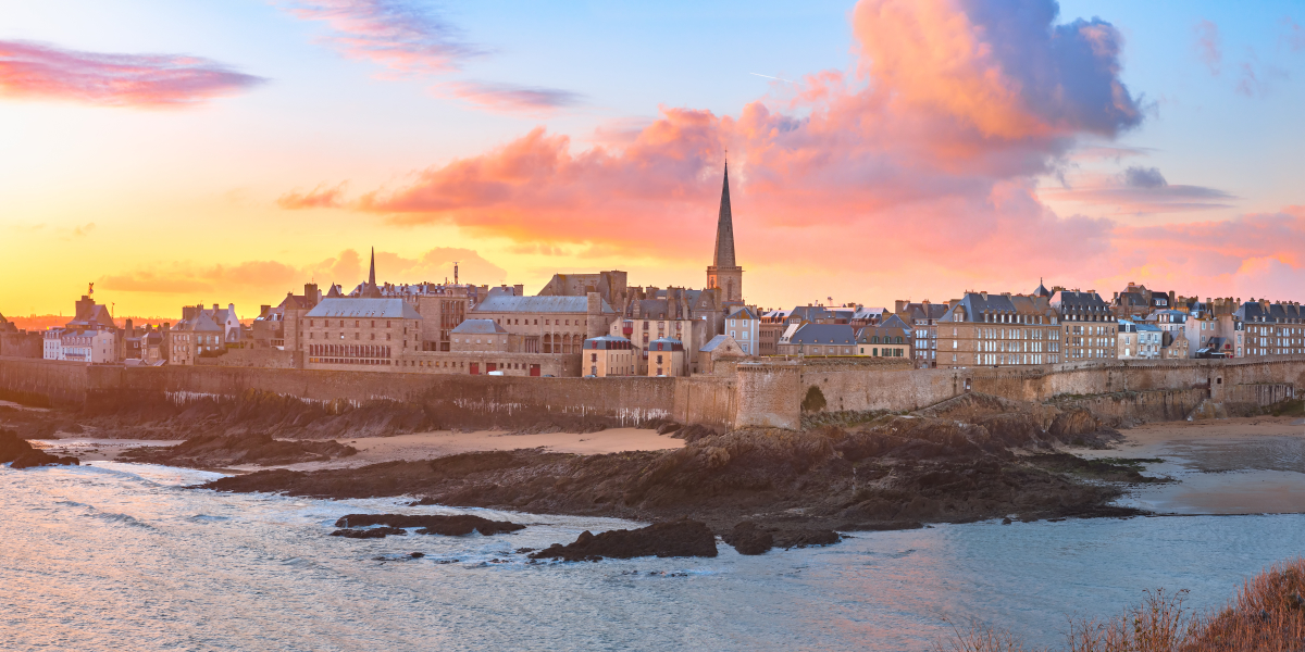Territoires engagés pour le logement — Vue du centre historique de Saint-Malo face à un coucher de soleil