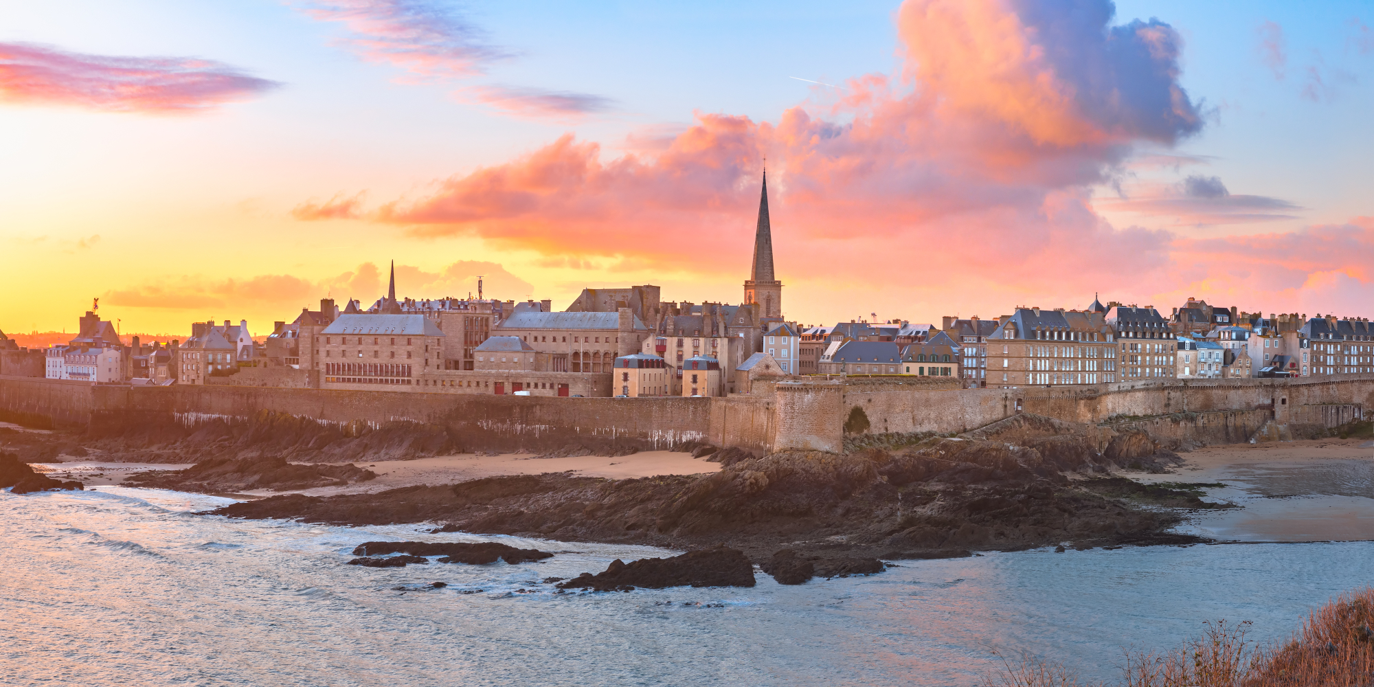 Vue de Saint-Malo depuis la côte au coucher du soleil