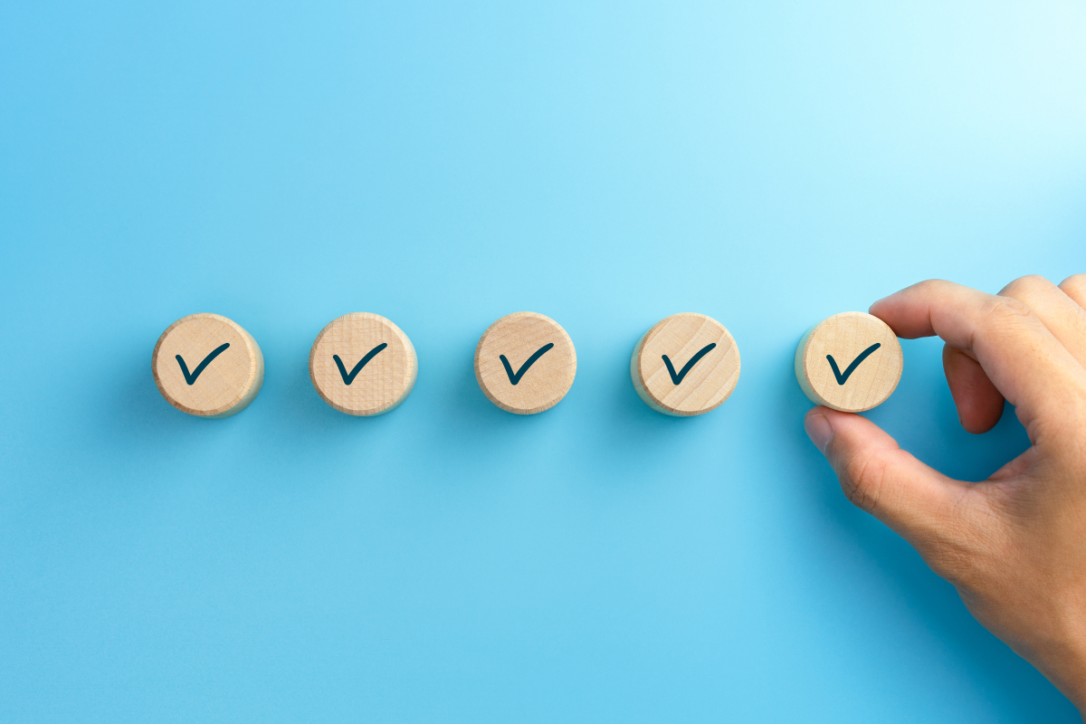 Investissement locatif en SCI – pions avec checkmark pour illustrer une liste