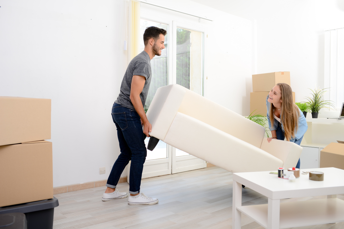 Baisse des prix immobilier Rennes — Des personnes en train d’installer des meubles dans leur nouveau logement