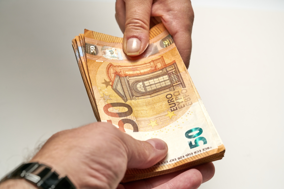 arnaque location – Une liasse de billets de 50 euros passés de la main à la main