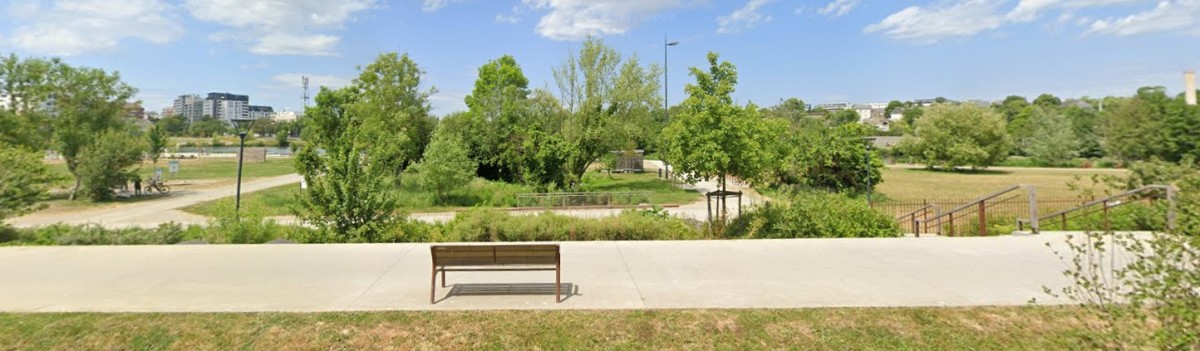 vue sur une promenade en bord du quartier