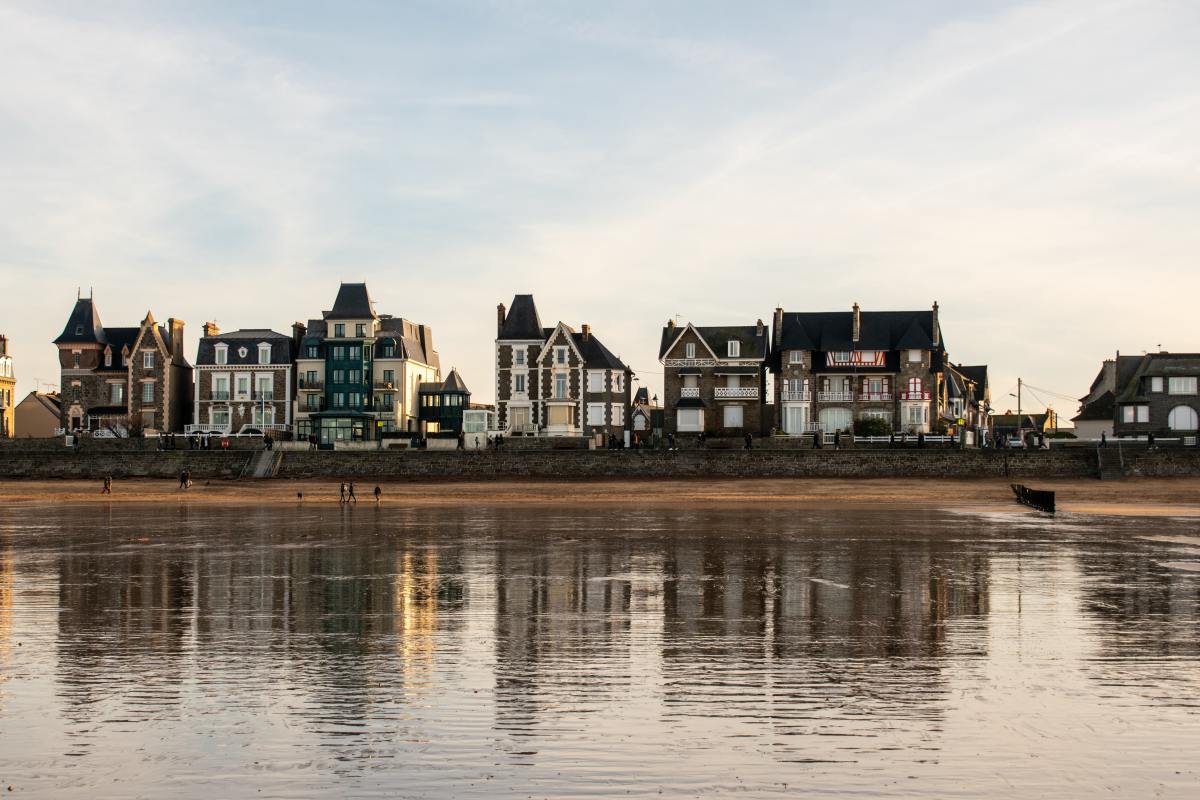 Investir en Bretagne : la Côte d'Émeraude vs Rennes Métropole