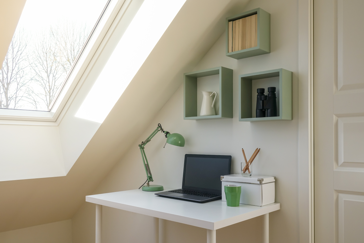 un coin bureau sous un velux