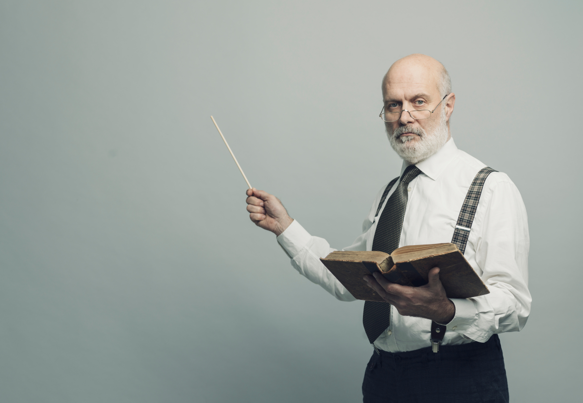 un expert enseigne devant un tableau blanc avec une baguette