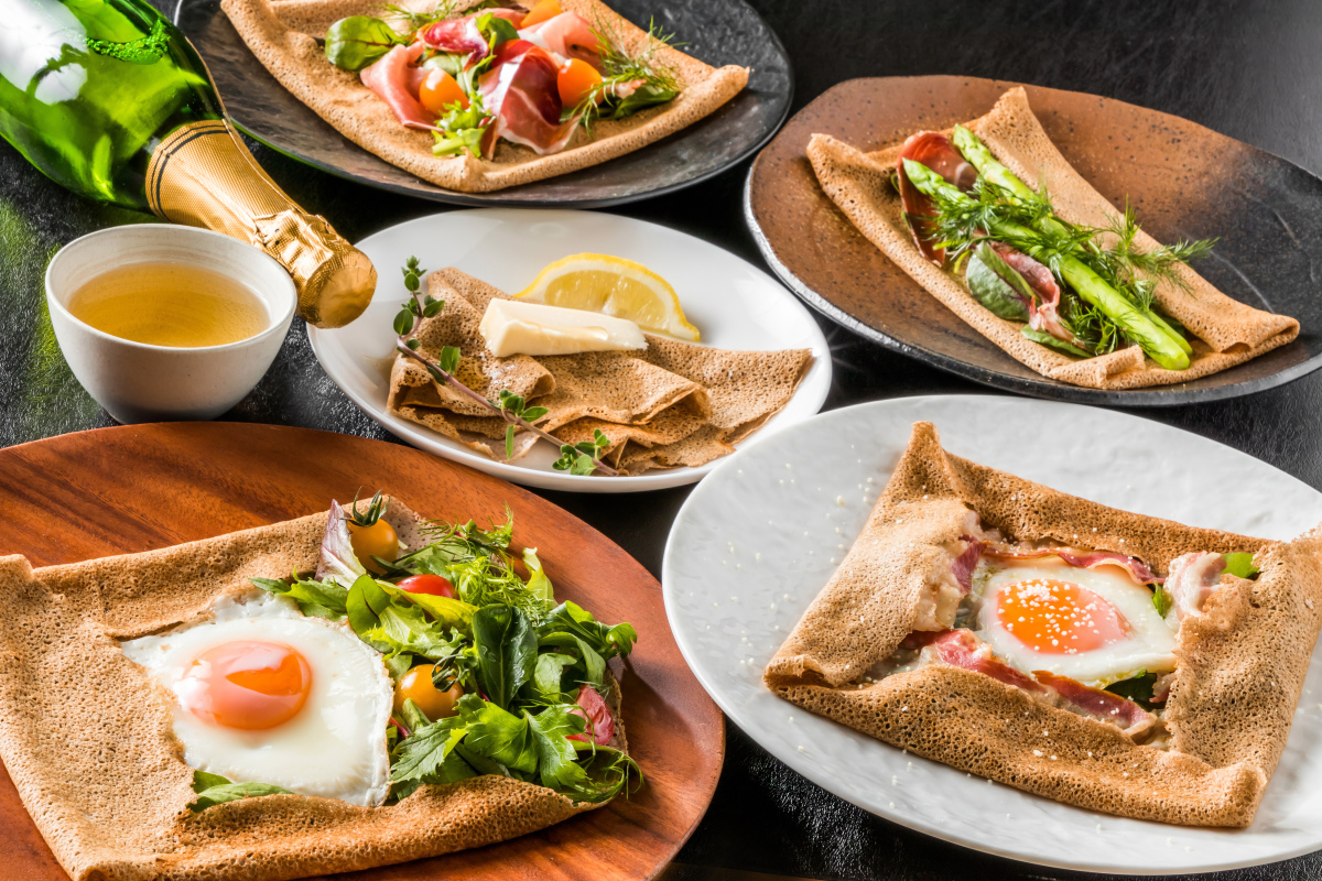 fait-il bon vivre à Rennes ? – différentes galettes de sarrazin avec une bouteille de cidre