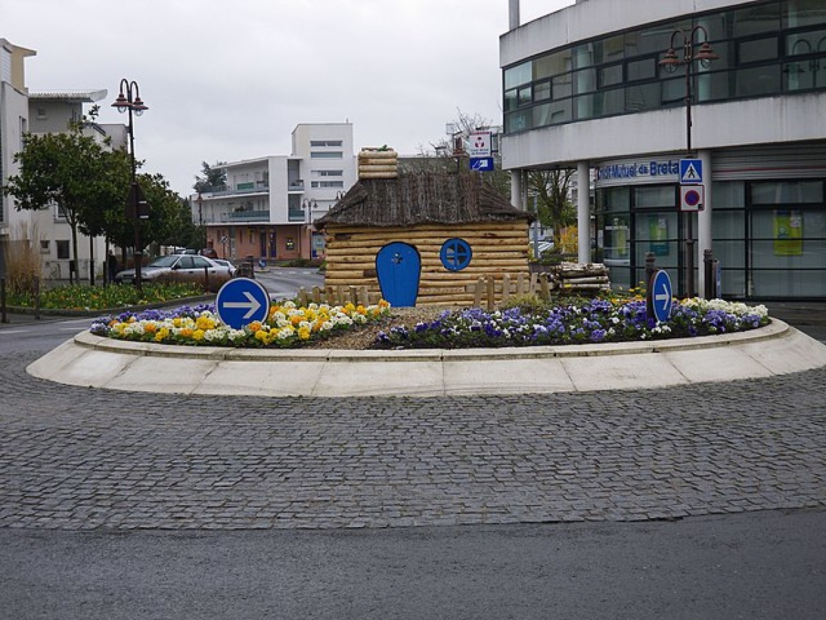 rond point avec cabanon aux portes et fenêtres bleues à Chartres de Bretagne