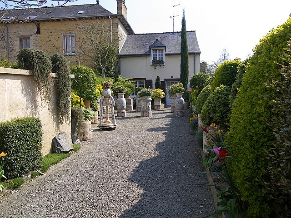 une allée avec des sculptures à Chantepie