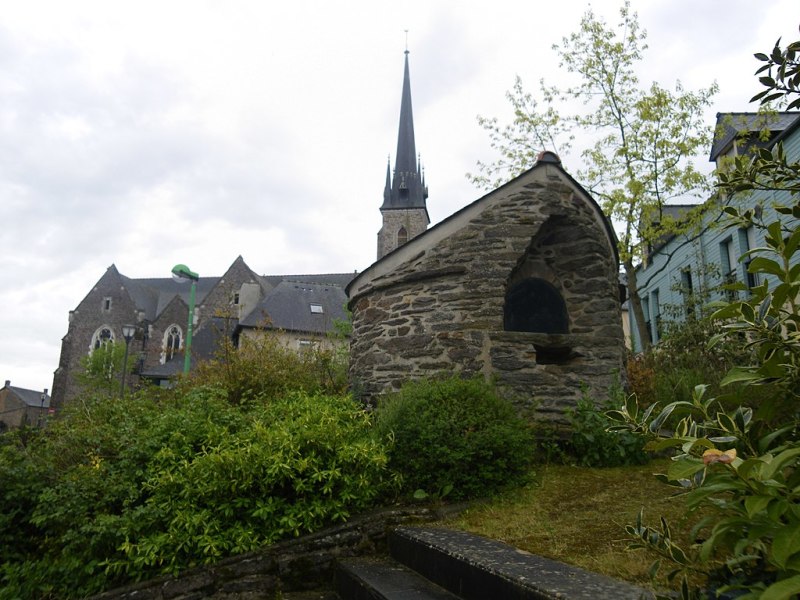 Loi Pinel Saint-Erblon – Vue sur l'ancien four à pain et l’église de Saint-Erblon