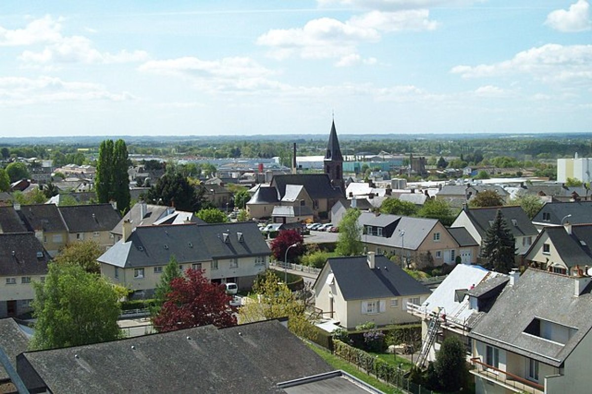  Loi Pinel L'Hermitage – Vue aérienne de L'Hermitage, avec l’église de L'Hermitage au centre