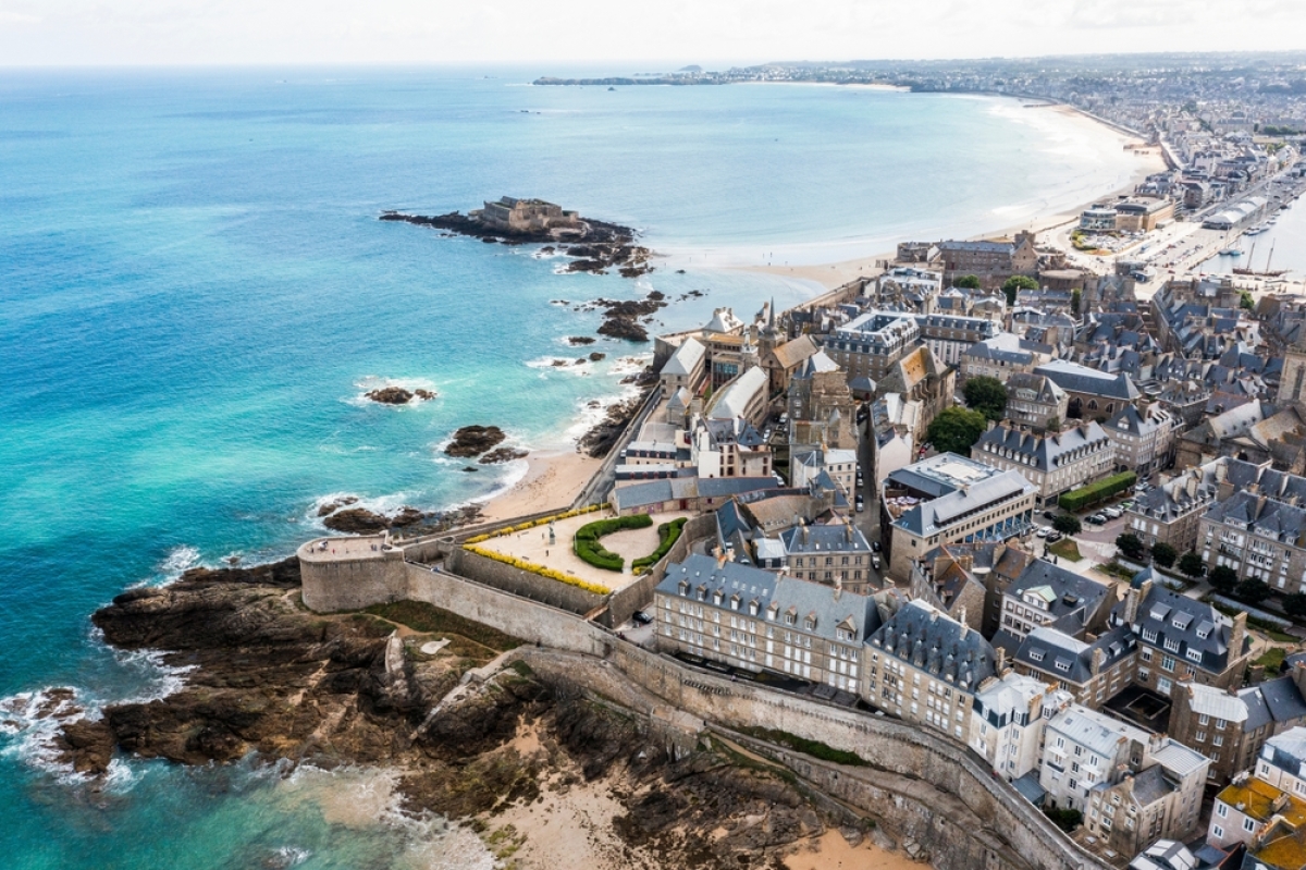 immobilier de bord de mer sur la côte d’émeraude – les fortification de Saint-Malo vues d’un drone 