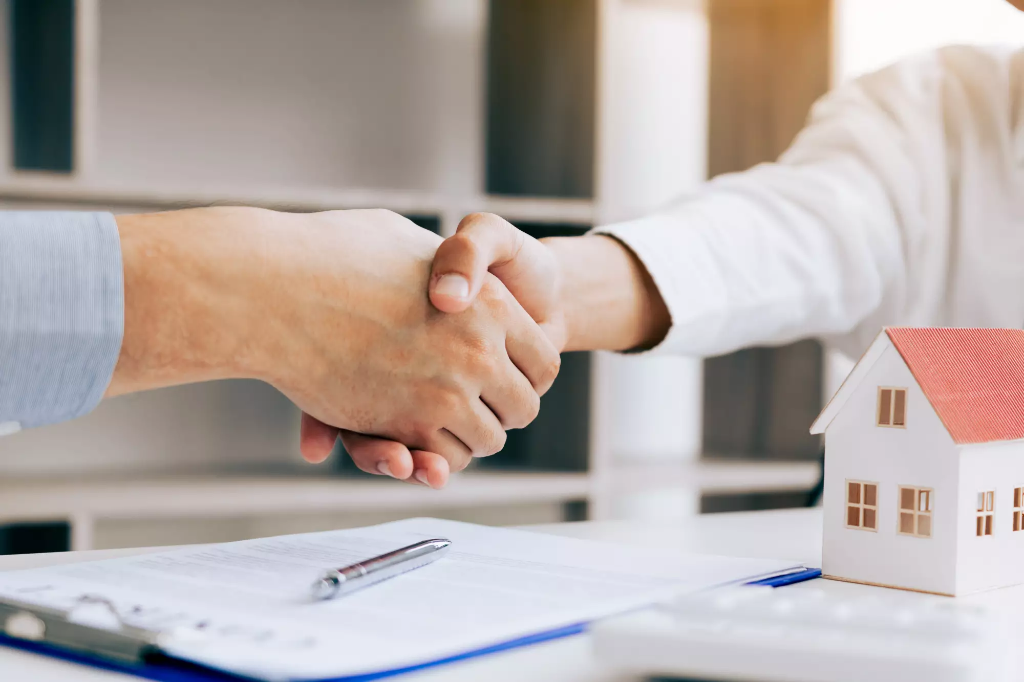 Une signature de contrat avec une agence de gestion locative