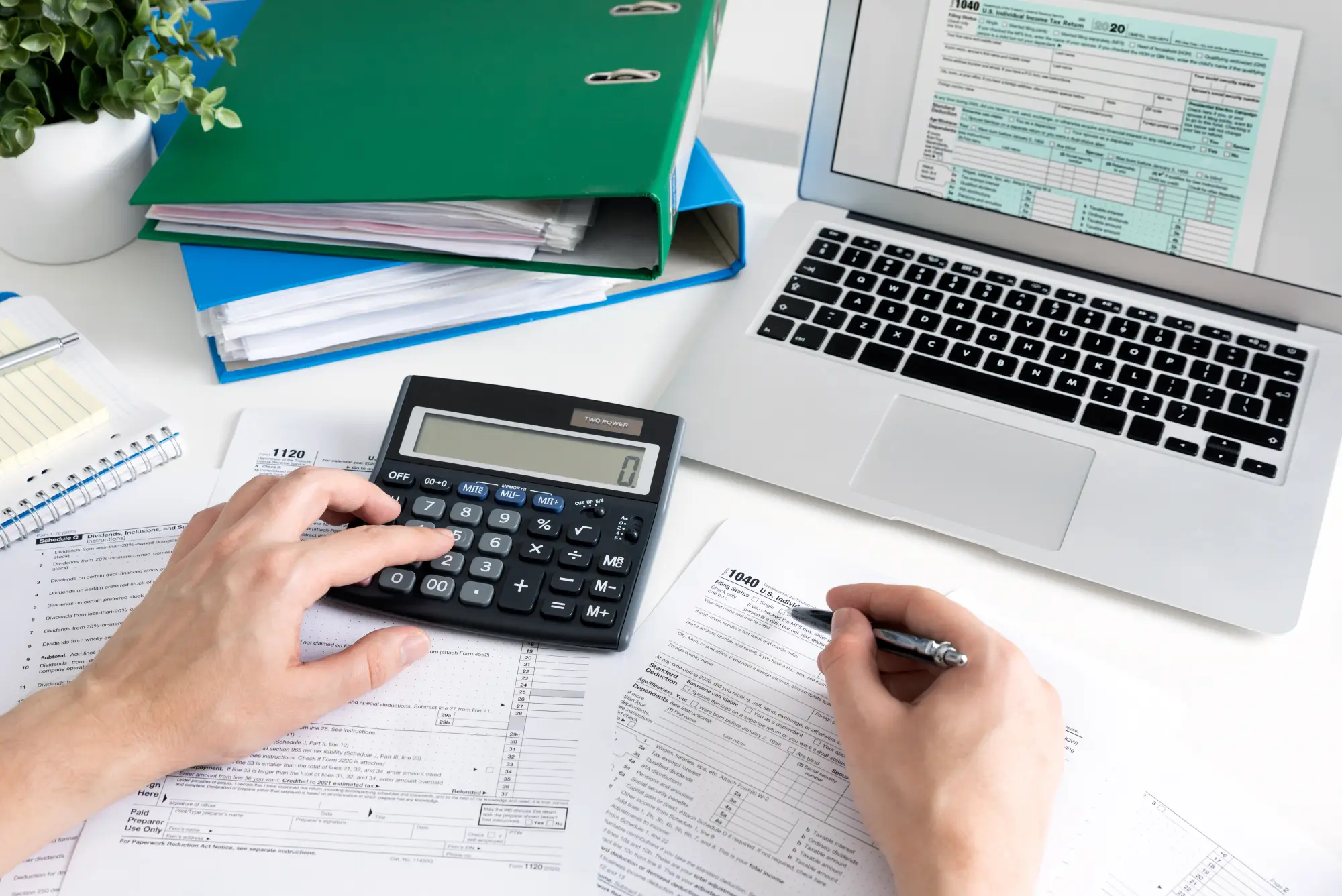 Une personne faisant sa déclaration d’impôts