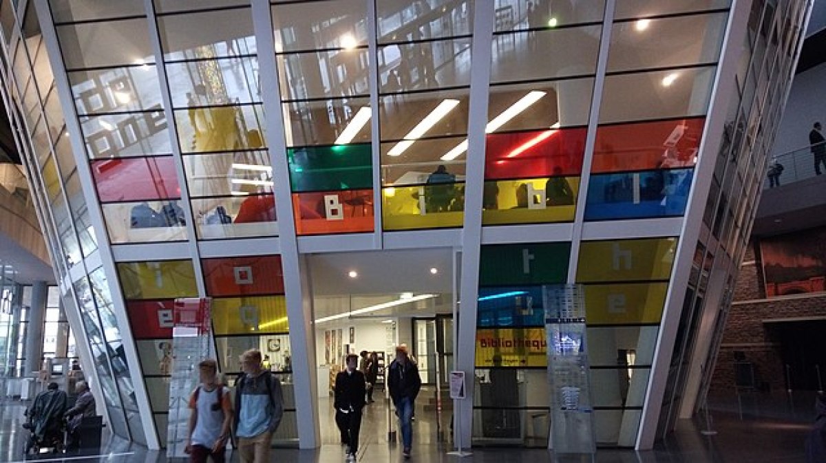 entrée de l’espace bibliothèque des Champs libres à Rennes