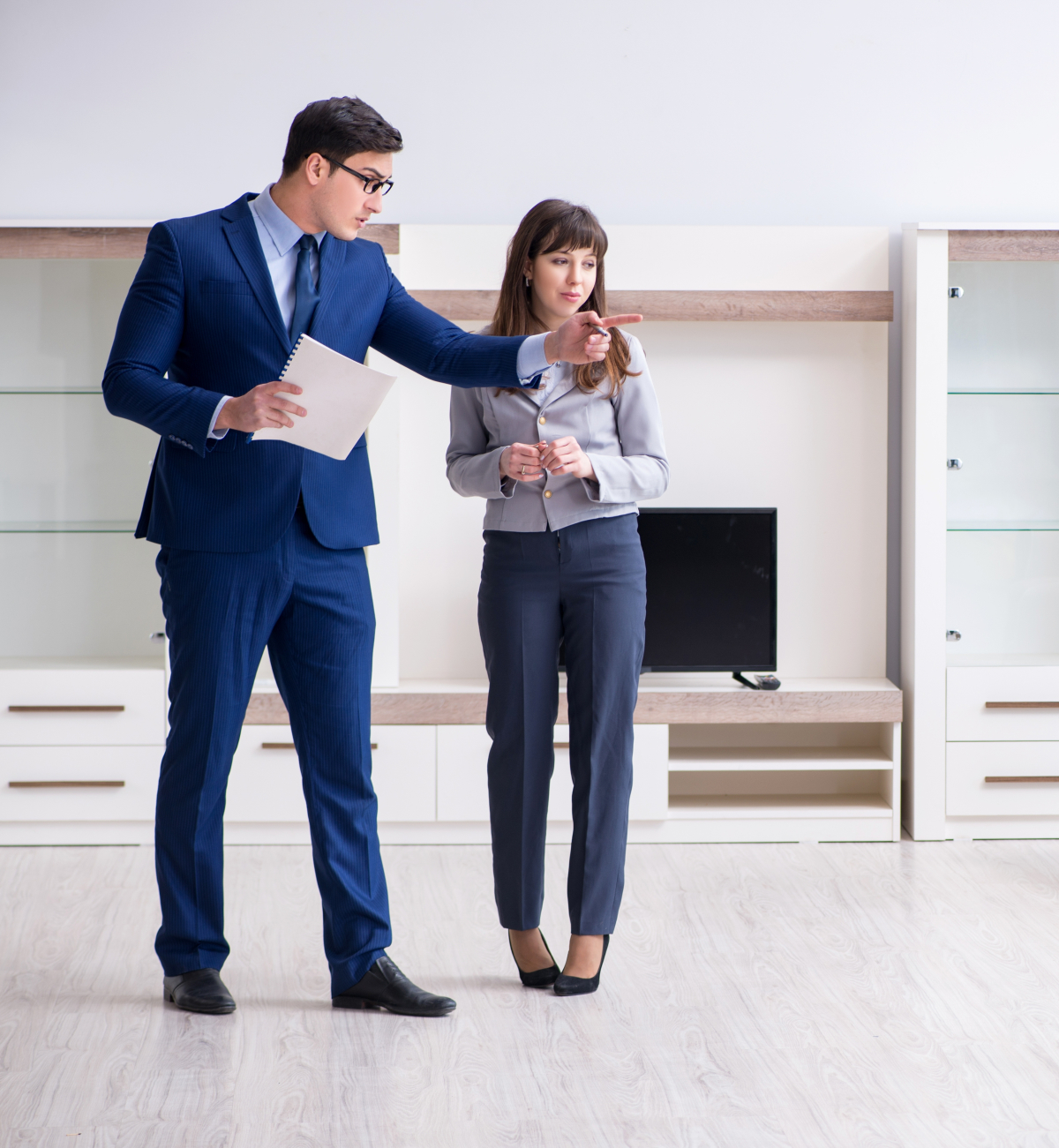 un courtier en immobilier neuf accompagne une cliente lors de la visite de livraison de son logement neuf afin de l’aider à émettre des reserves