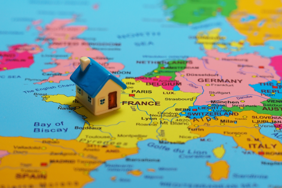 PTZ 2025 maisons individuelles – carte avec petite maison posée sur la France