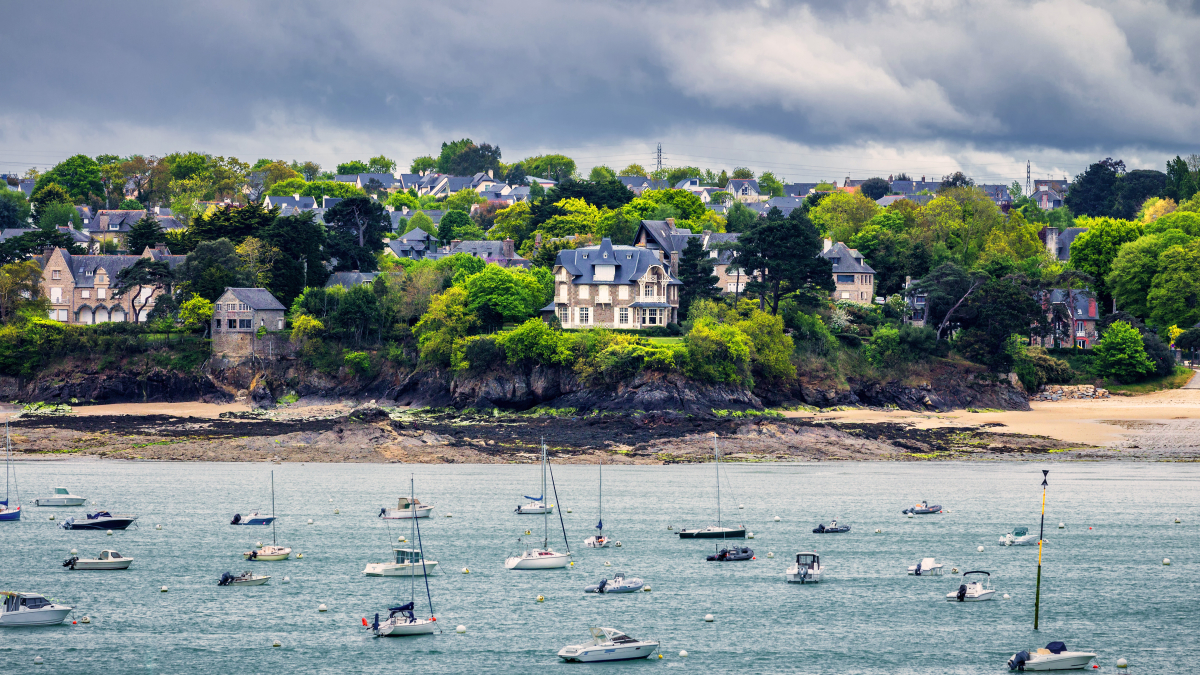 immobilier de bord de mer sur la côte bretonne – les villas belle époque de Dinard