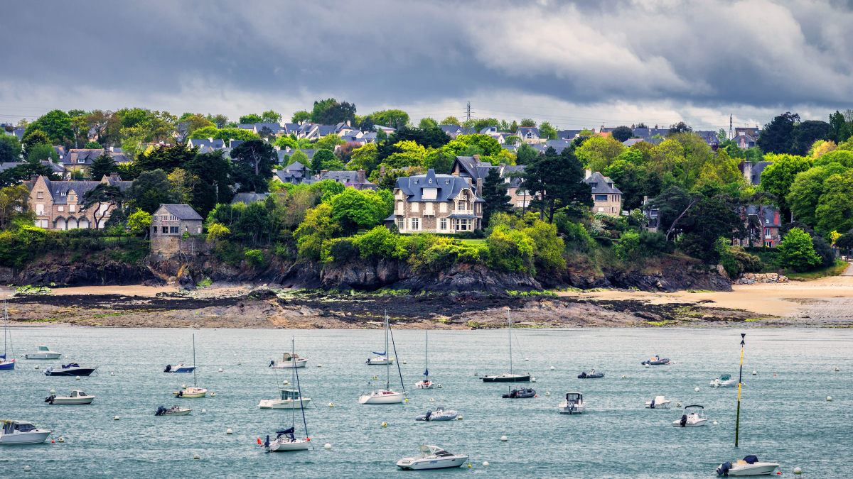 immobilier de bord de mer sur la côte bretonne – les villas belle époque de Dinard