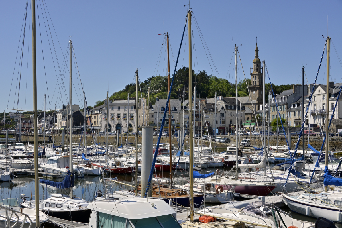 port de Saint Brieux avec bateaux amarrés 