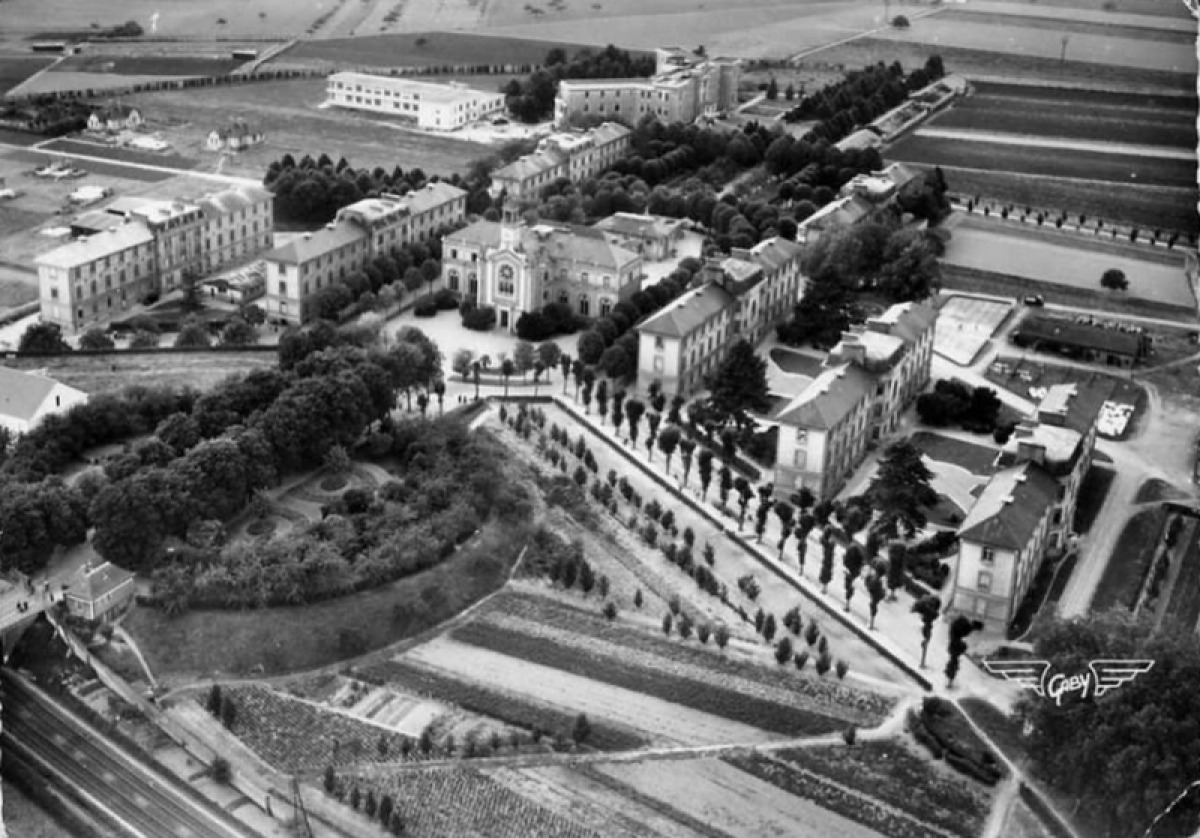 l’hôpital de Pontchaillou en 1936 avec les champs qui seront le quartier villejean en arrière plan