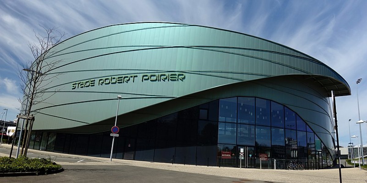l’architecture futuriste du stade Robert Poirier à Villejean