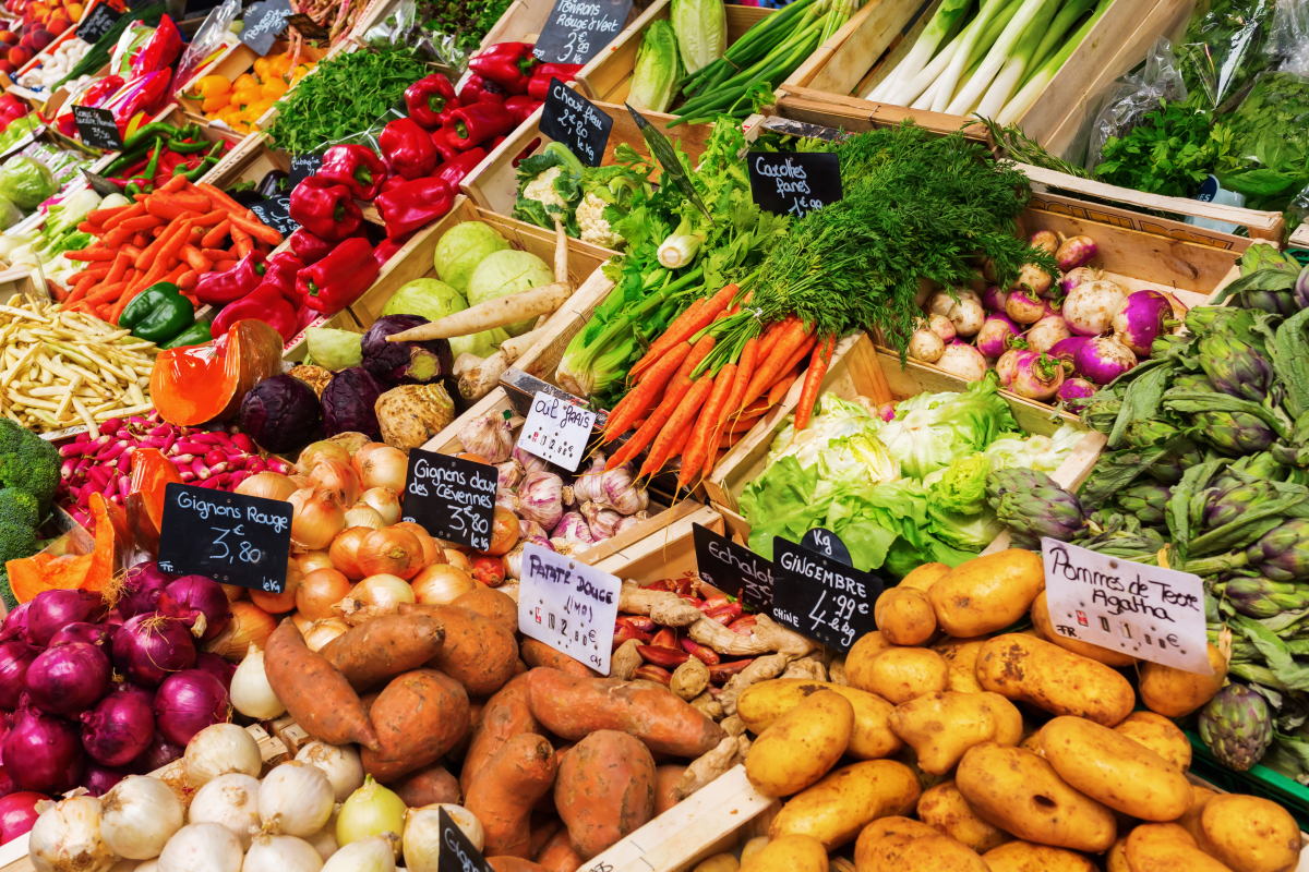 une étale de fruits et légumes variés sur un marché