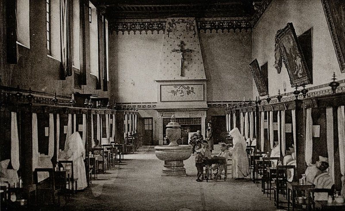  une grande salle où cohabitent les malades dans l’hôtel dieu de Beaune au début du XXeme siècle.
