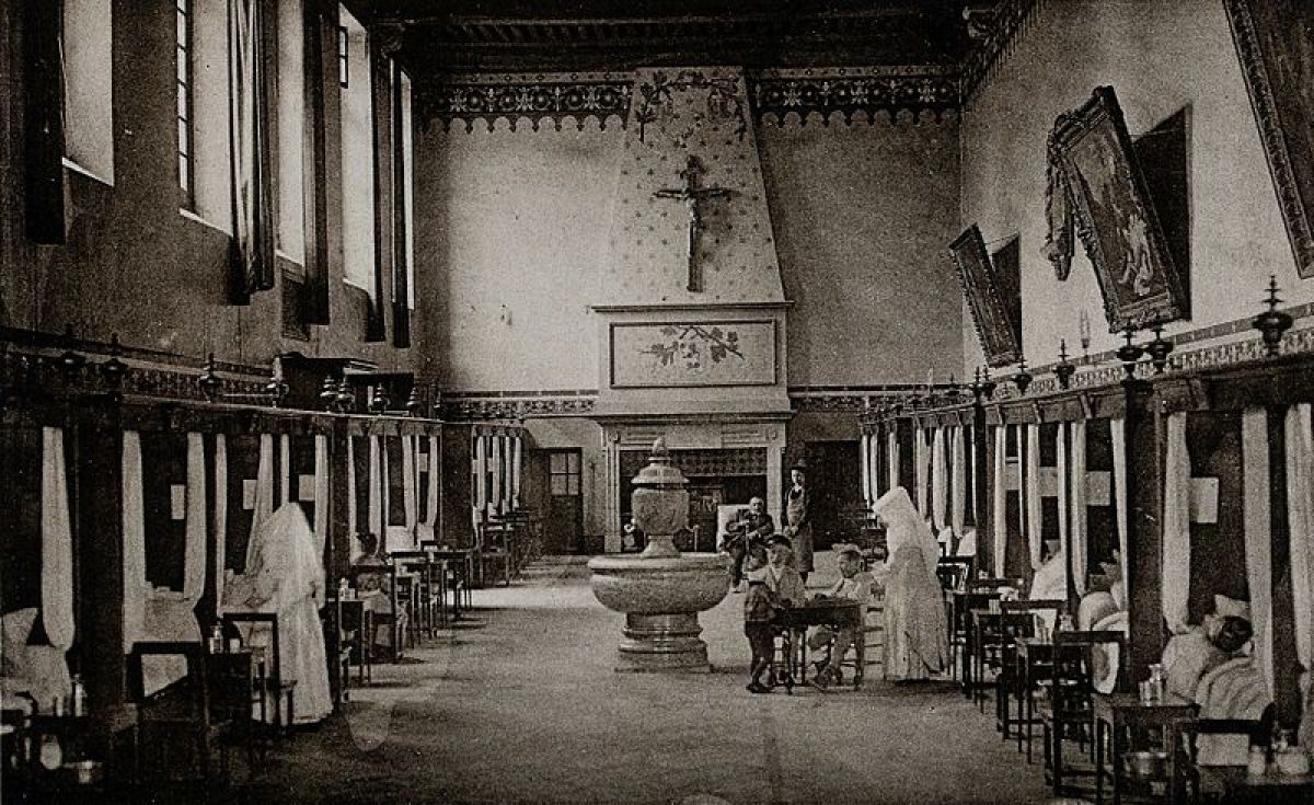 une grande salle où cohabitent les malades dans l’hôtel dieu de Beaune au début du XXeme siècle.