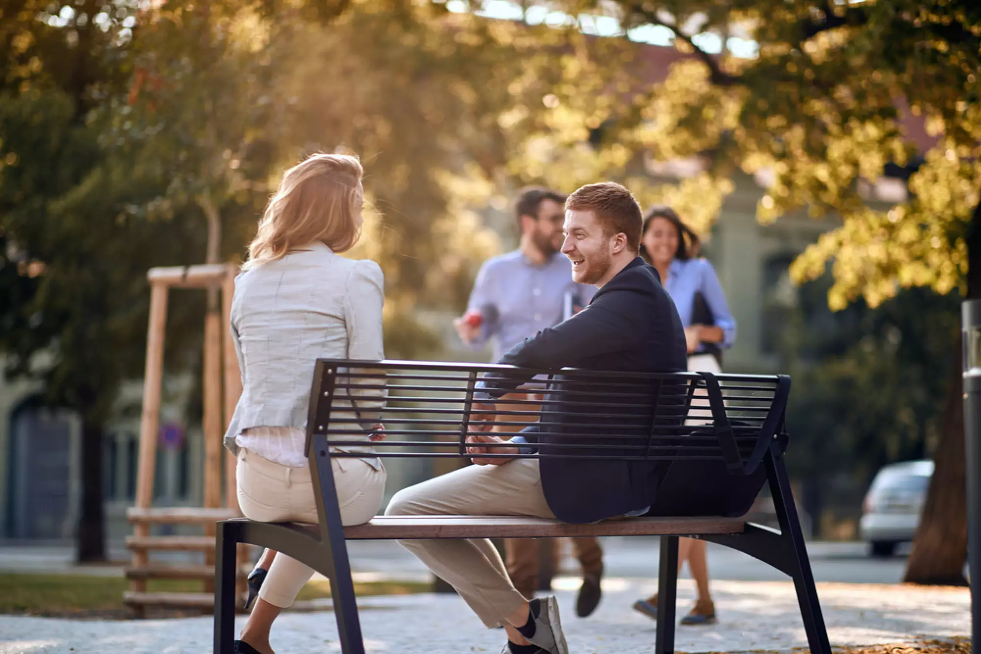 Des amis en train de discuter sur un banc