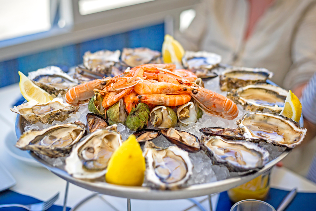 gros plan sur un plateau de fruits de mer