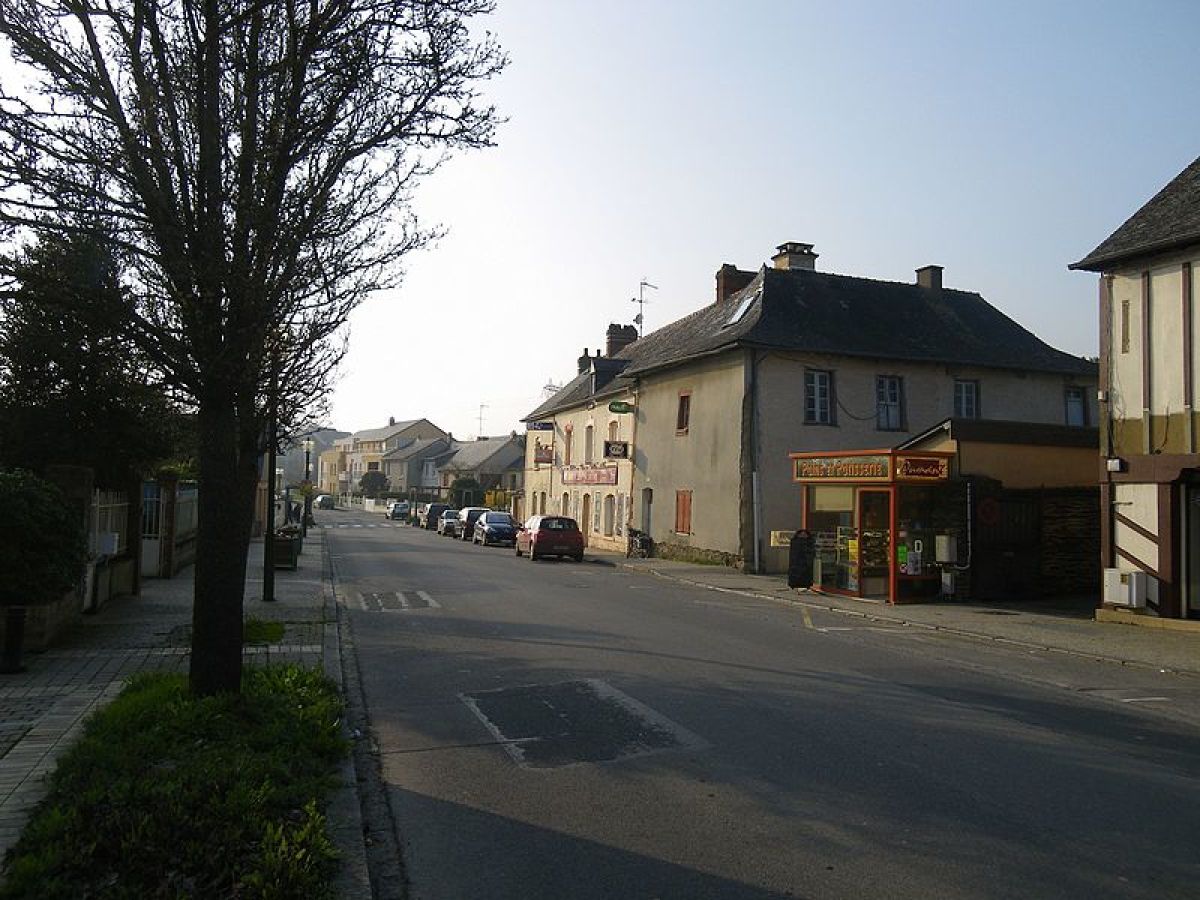 une rue du centre bourg à Vezin le Coquet
