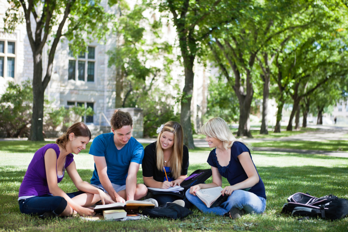 rennes ville étudiante-Des étudiantes en révision sur la pelouse d’un campus