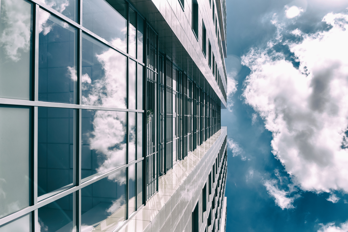 un building et le ciel vus du sol