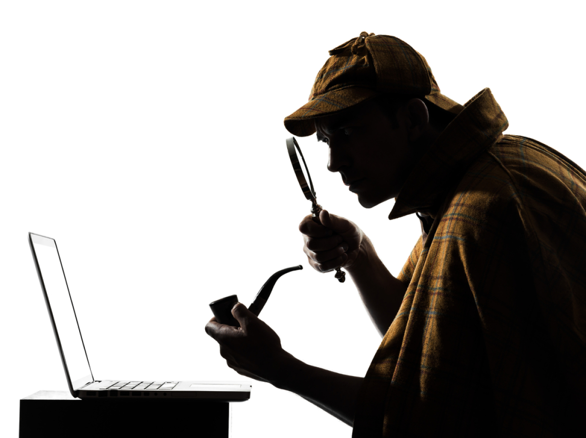 silhouette sombre d’un détective face à un écran d’ordinateurEuroRennes